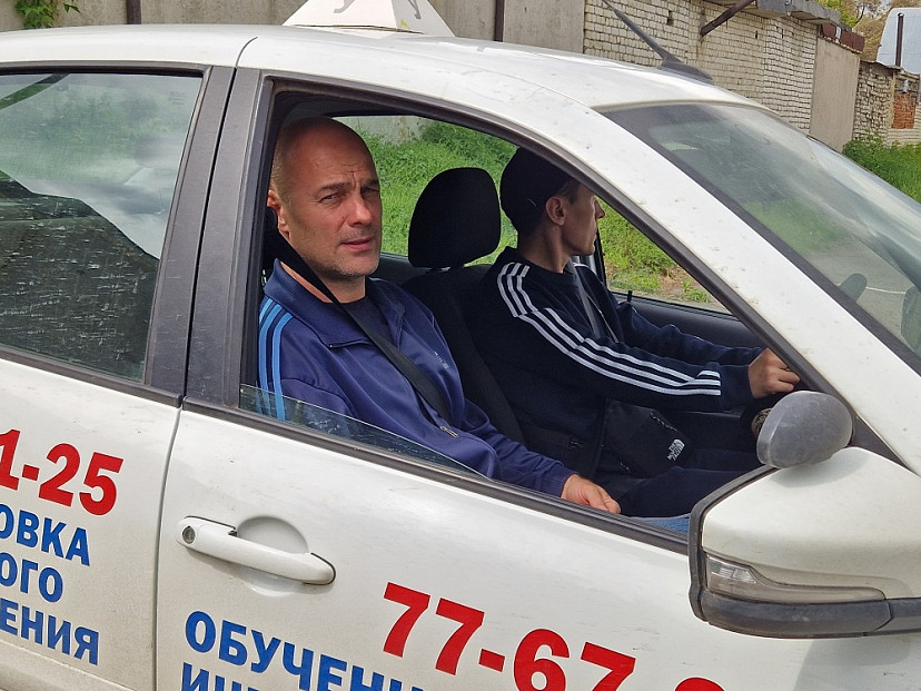 Саратовских ветеранов спецоперации обучают вождению на спецавтомобилях 